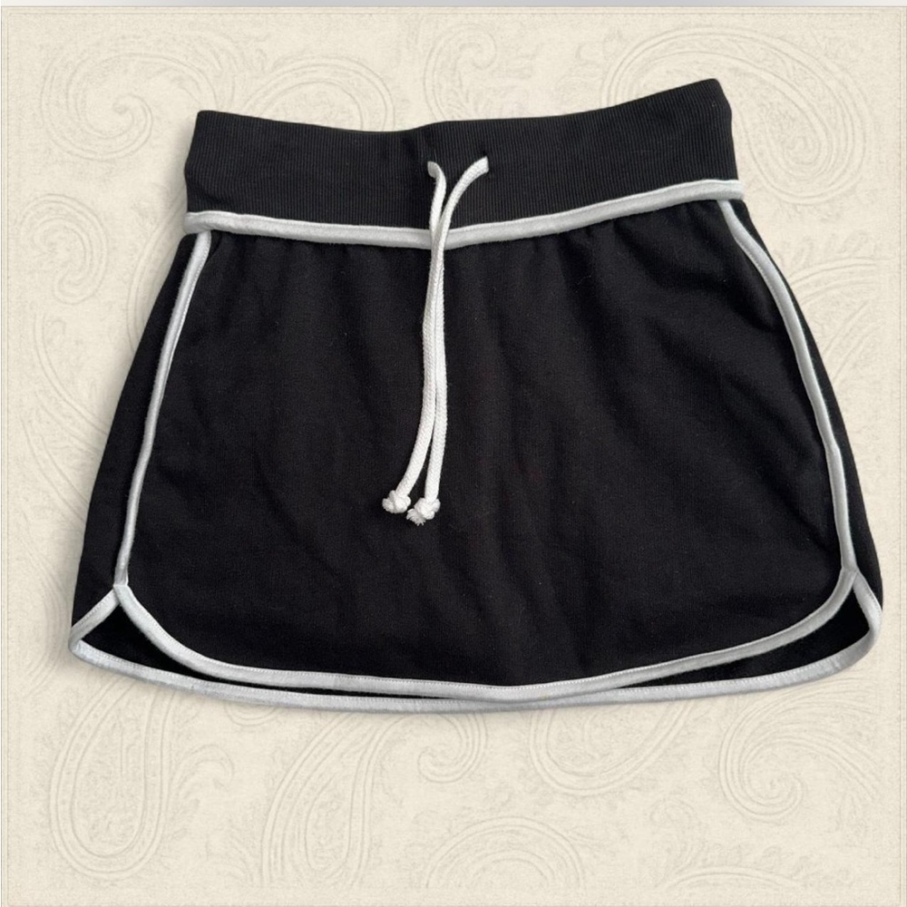 Y2K mini skort skirt in black cotton with white piping size small